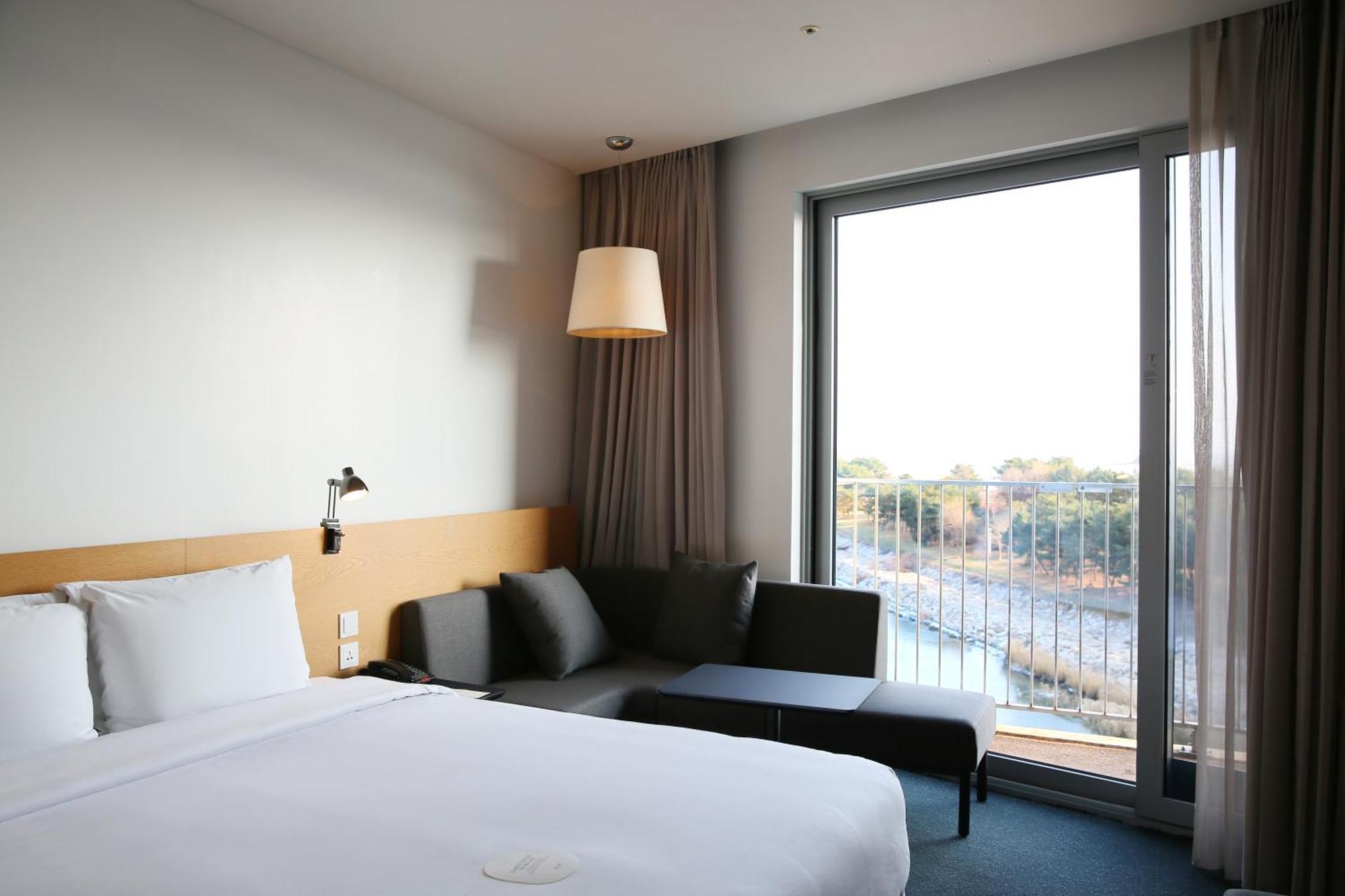 Nest Hotel Incheon Exterior foto A room at the hotel