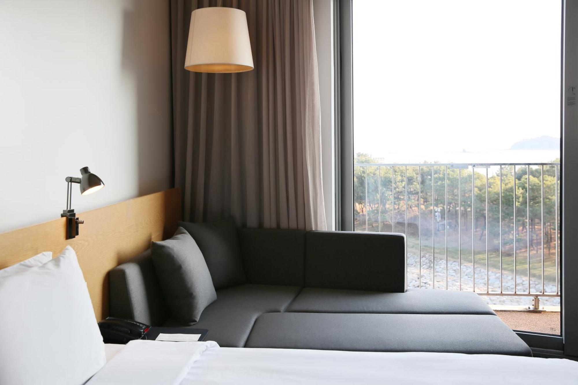 Nest Hotel Incheon Exterior foto A room at the hotel